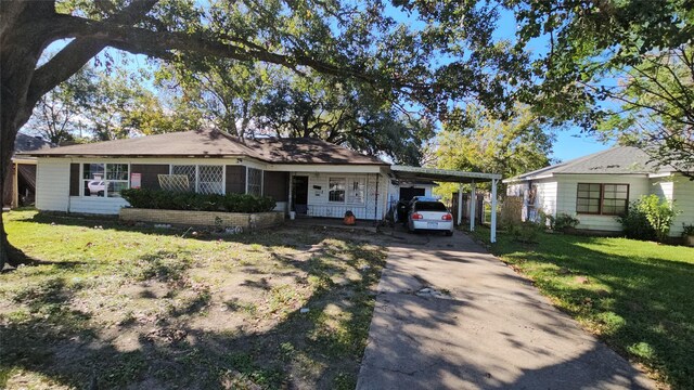 single story home featuring a front lawn and a carport