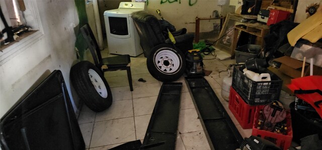 misc room with washer / clothes dryer and light tile patterned floors