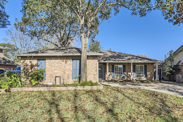 single story home with a front lawn