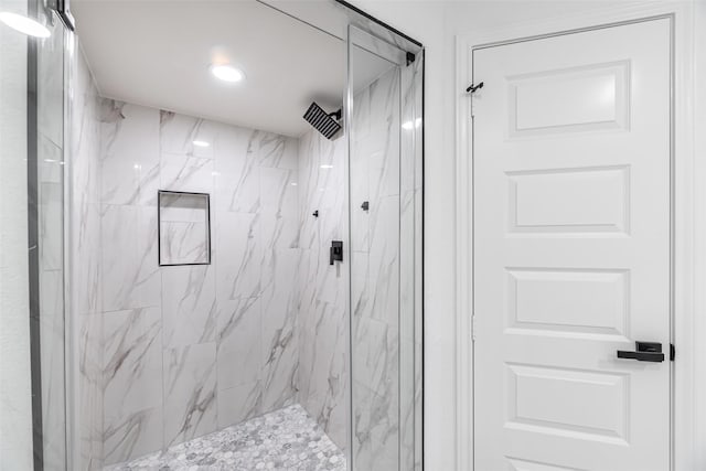 bathroom featuring tiled shower