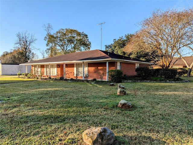 single story home featuring a front lawn