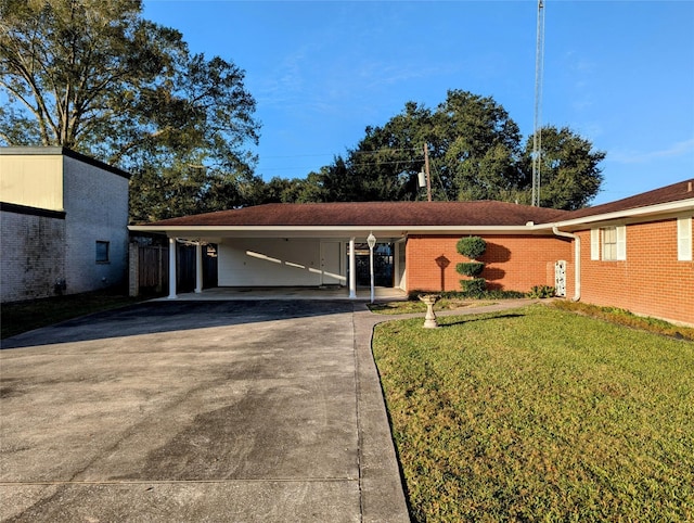 view of front of home with a carport and a front yard