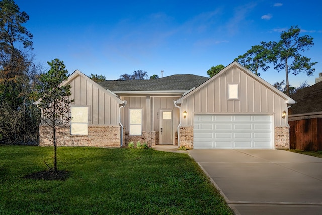 view of front of property featuring a front yard and a garage