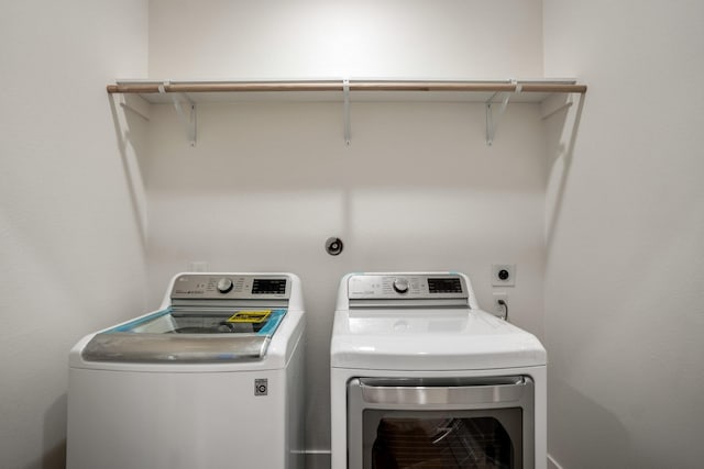 washroom featuring washing machine and clothes dryer