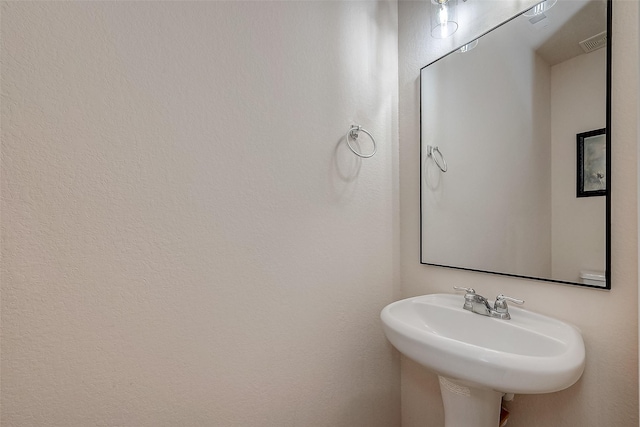 bathroom featuring sink