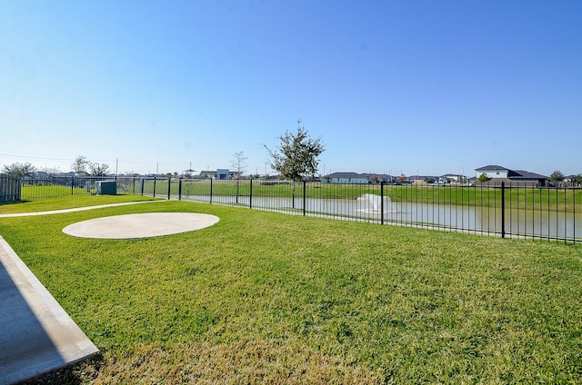 view of yard featuring a water view