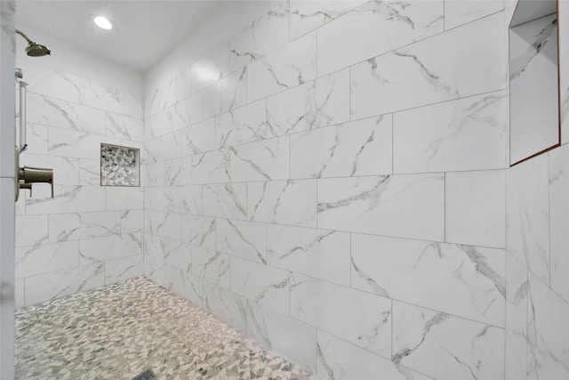 bathroom featuring a tile shower