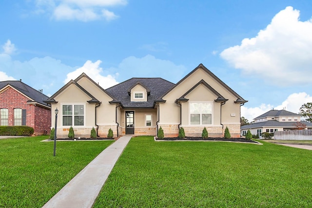 view of front facade featuring a front yard