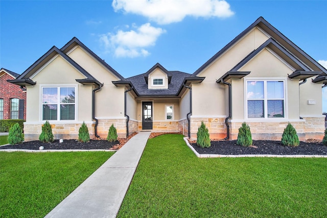 view of front of property featuring a front yard