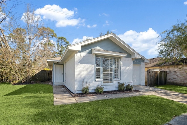 view of front of home featuring a front yard