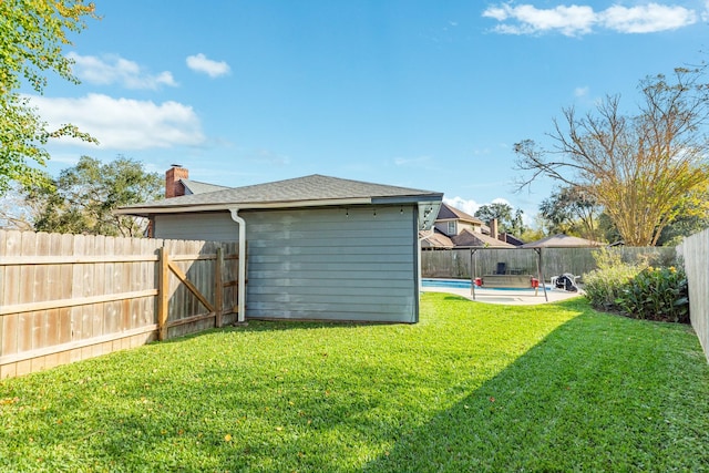 view of yard with an empty pool