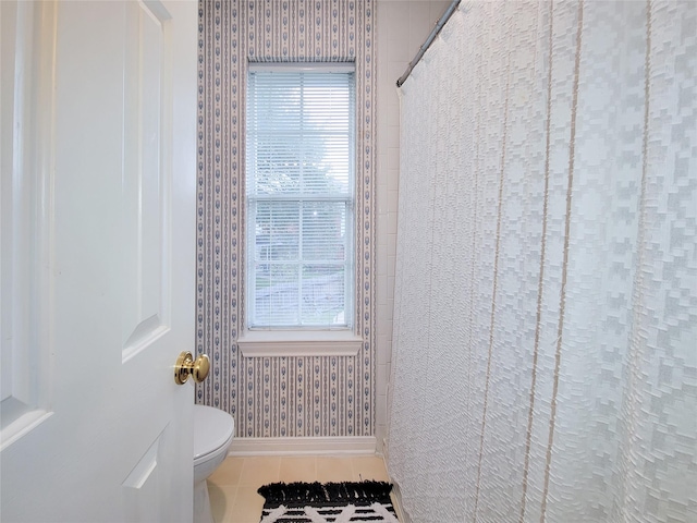 bathroom featuring tile patterned floors, a shower with curtain, and toilet