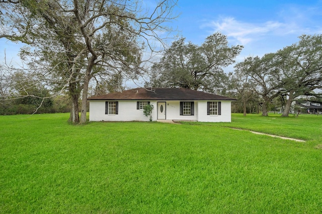 single story home featuring a front lawn