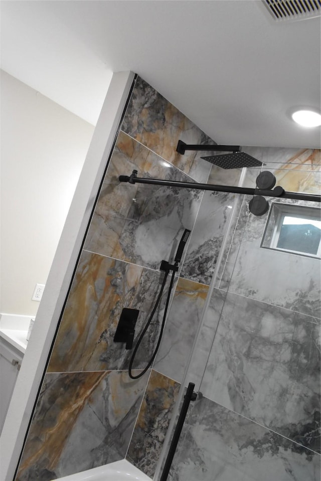 bathroom featuring tiled shower