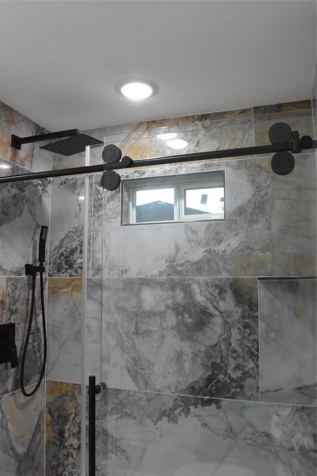 bathroom featuring a tile shower