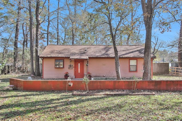 single story home with a front lawn