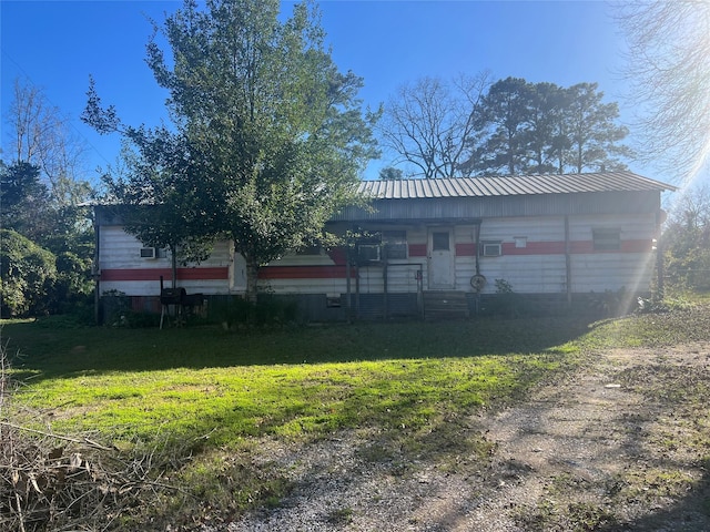 exterior space featuring a front yard