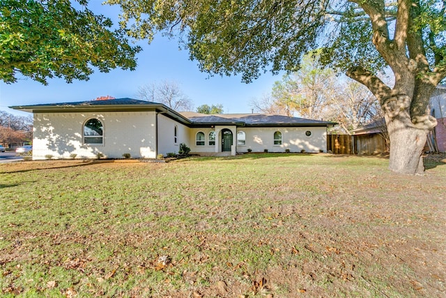 view of front of house featuring a front yard