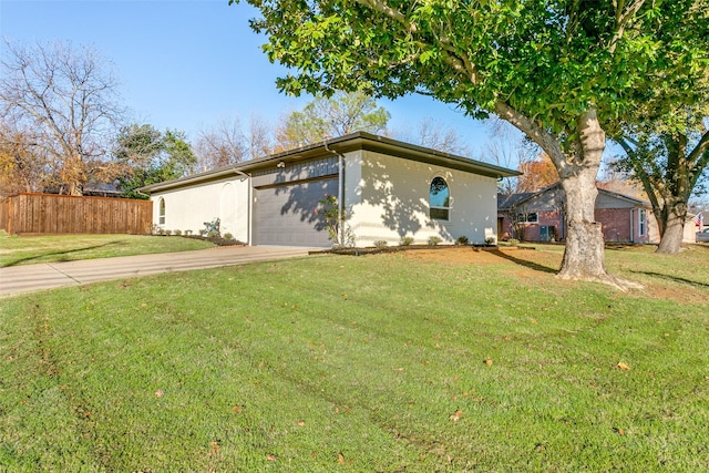 view of front of home featuring a front yard and a garage