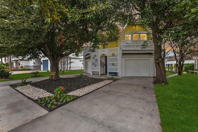 view of front of home featuring a front yard