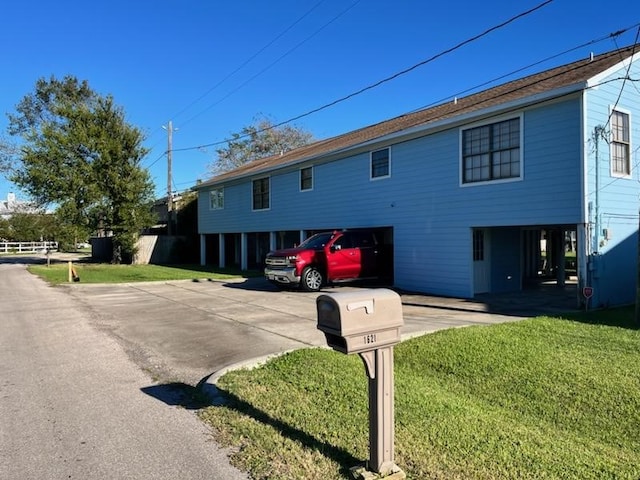 view of front of house featuring a carport and a front yard