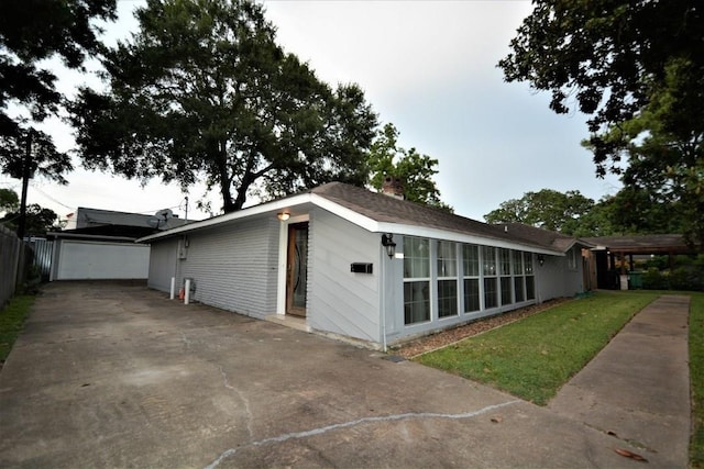 view of side of property featuring an outdoor structure and a garage