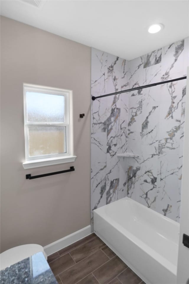 bathroom featuring tiled shower / bath combo