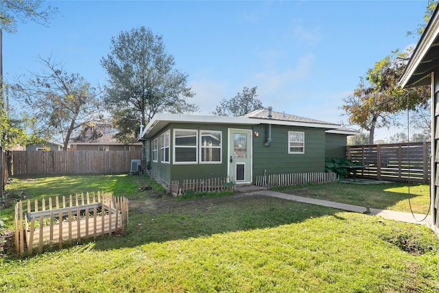 view of front of house with a front lawn