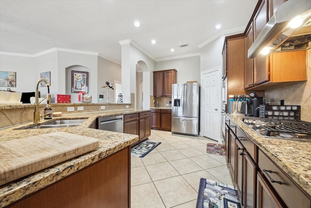 kitchen with sink, light tile patterned floors, ornamental molding, appliances with stainless steel finishes, and range hood