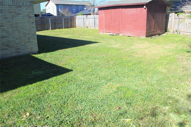 view of yard featuring a storage shed