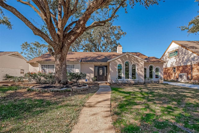 view of front of property featuring a front yard