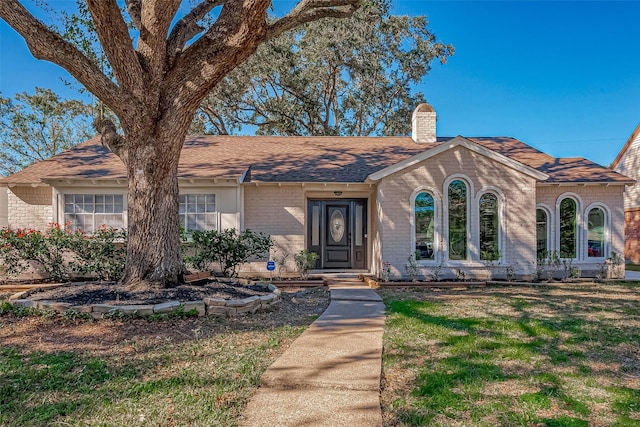 view of front facade featuring a front yard