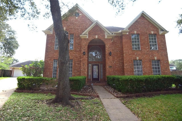 view of front property featuring a front yard