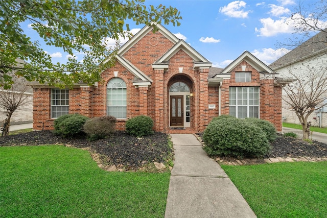 view of front property featuring a front lawn