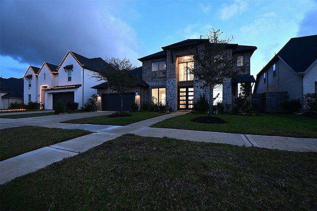 view of front of house featuring a lawn