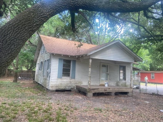 view of front of property featuring covered porch