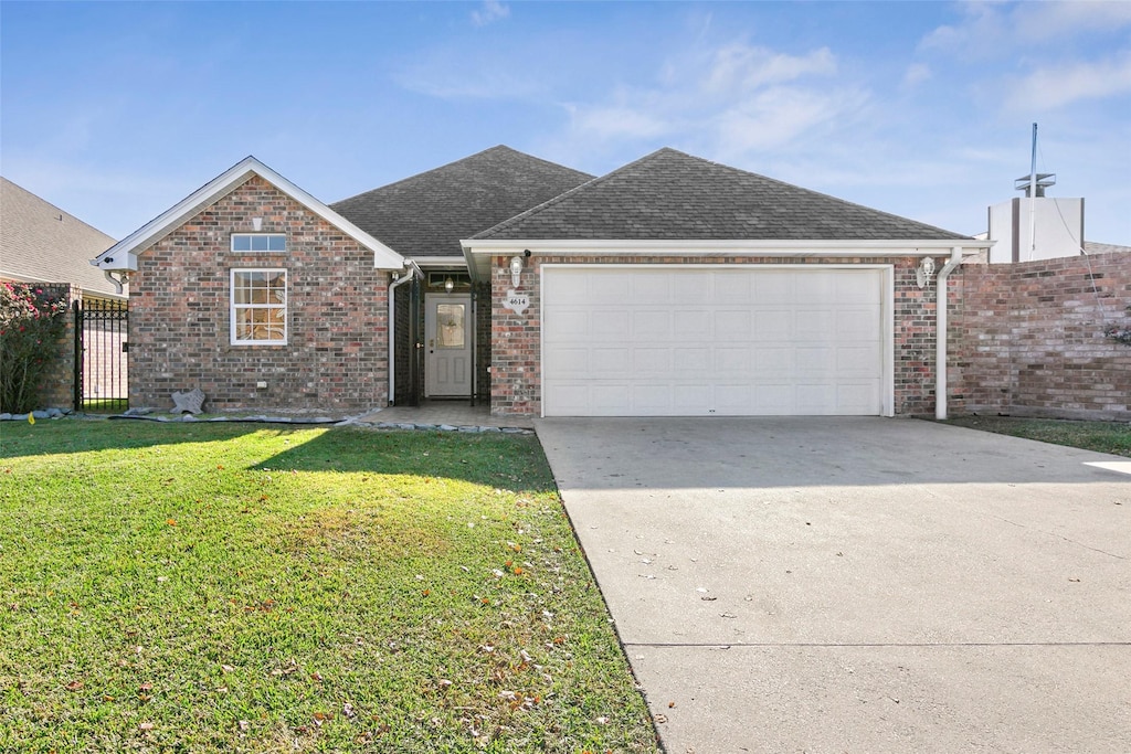 view of front facade featuring a garage and a front yard