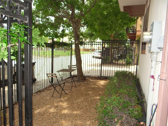 3932 Feagan St, Houston, TX 77007 - view of gate