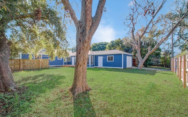 view of yard featuring an outbuilding