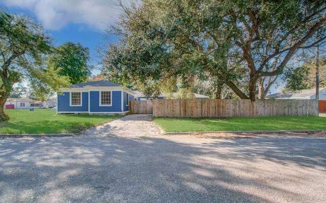 view of front facade with a front yard