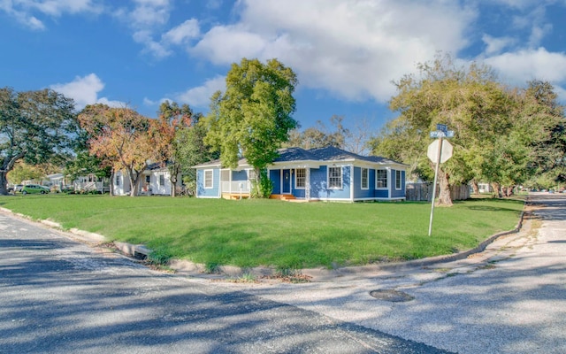 view of front of house featuring a front yard