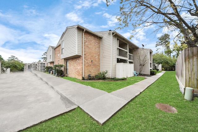 view of side of property featuring a lawn