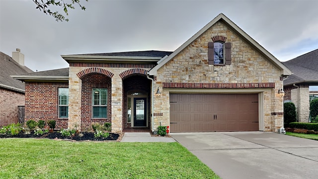 view of front of property featuring a front lawn and a garage