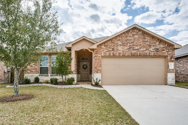 view of front of house featuring a front lawn and a garage