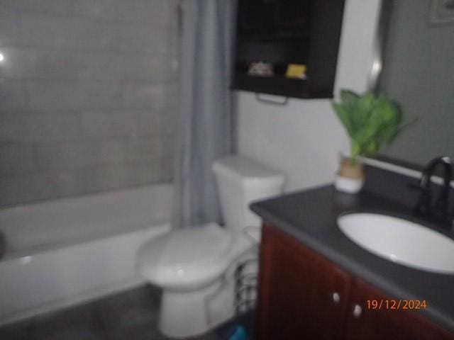 full bathroom with shower / bath combination with curtain, vanity, and toilet