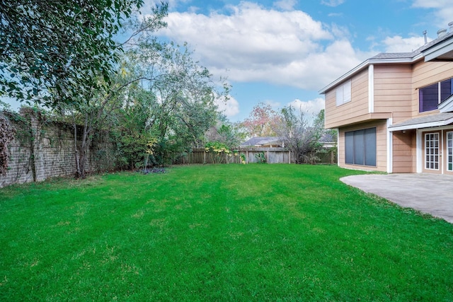 view of yard featuring a patio area