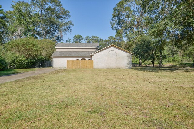 view of front of house with a front lawn