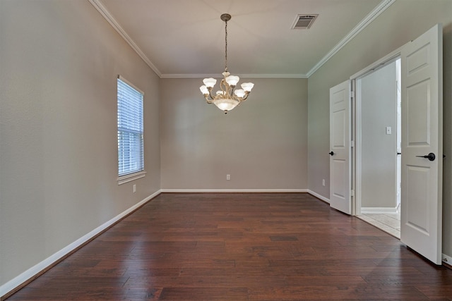 spare room featuring dark hardwood / wood-style floors, crown molding, and a notable chandelier