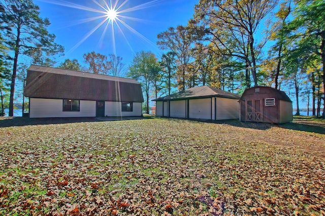 view of yard featuring a shed