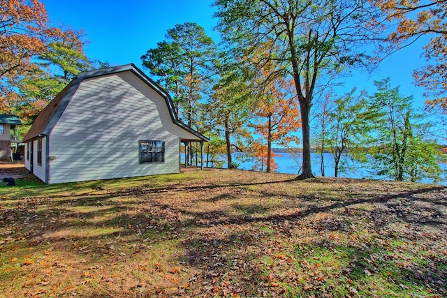 view of side of property featuring a yard